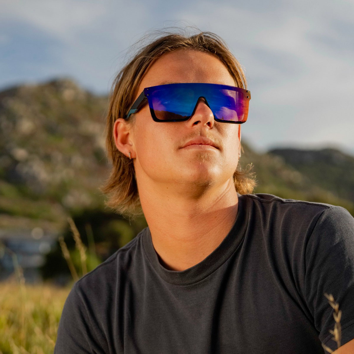 Quadratische Sonnenbrille mit randlosem Gestell – Dunkelblaue/violette Gläser – Bild 3