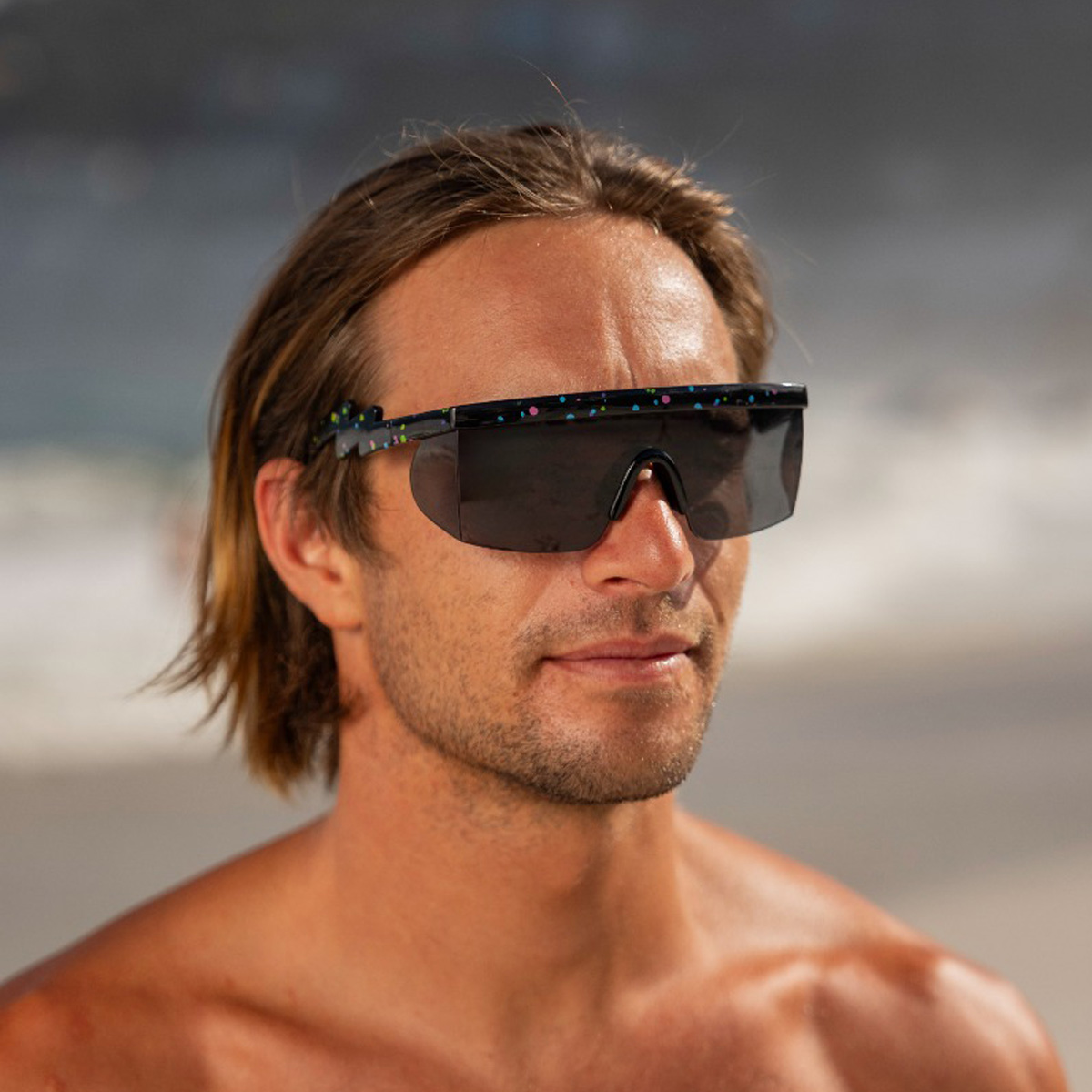 Schwarze Sport-Sonnenbrille mit glänzendem, halb randlosem Gestell mit Print – schwarze Gläser – Bild 3