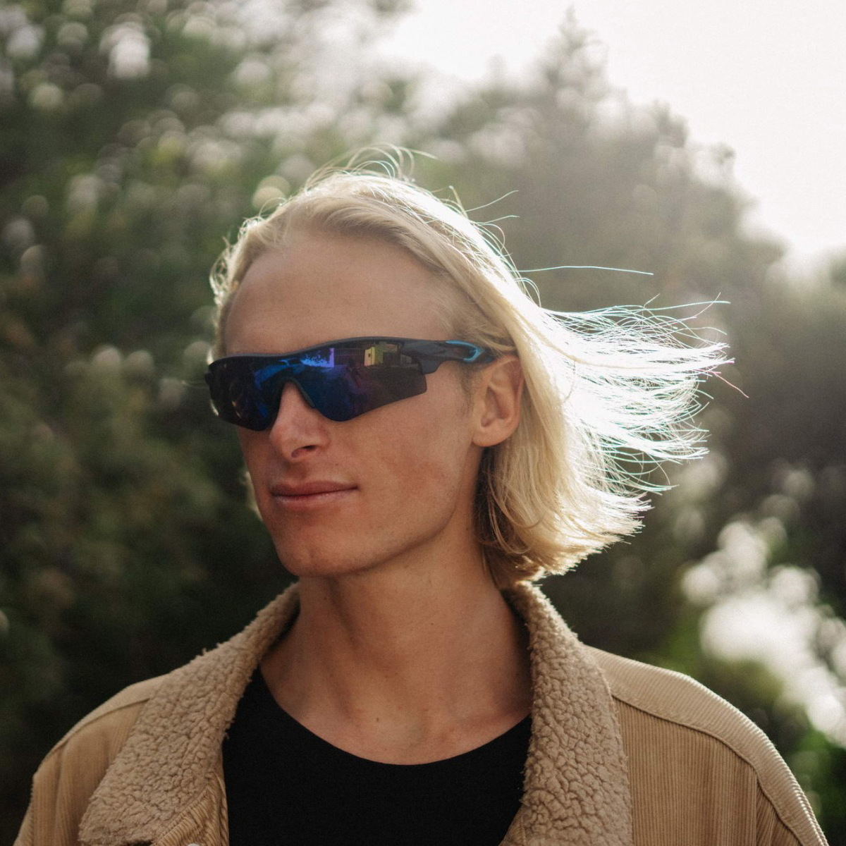 Mattschwarze Sport-Sonnenbrille mit halb randlosem Gestell und blauen Bügeln – Blaues Glas – Bild 3