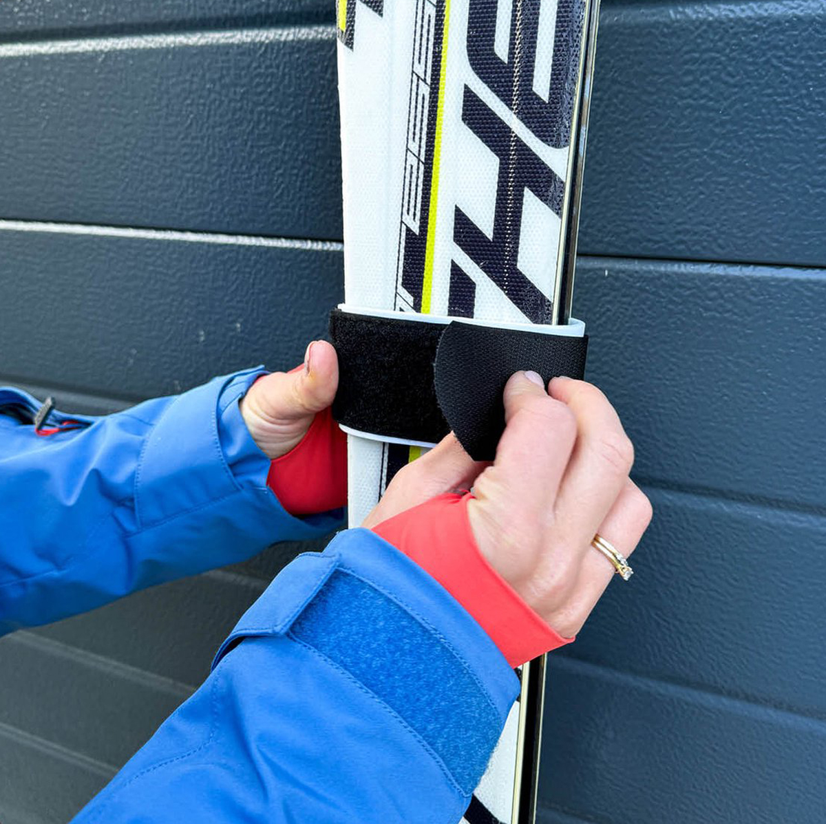 Universeller Skiträger – Skiband mit Klettverschluss – Verstellbar – Schwarz – Bild 7